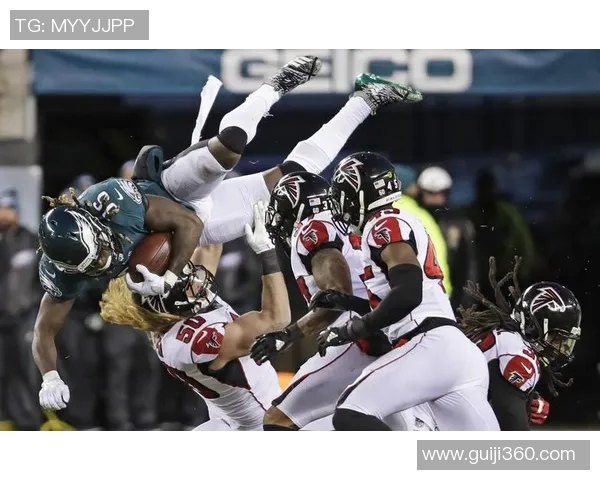 橄榄球明星跨界挑战足球赛 展现超凡运动天赋与竞技精神 橄榄球明星跨界挑战足球赛 展现超凡运动天赋与竞技精神