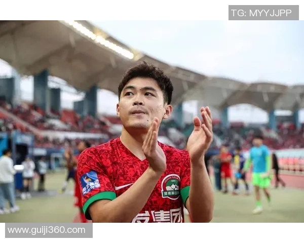 足球球星虎扑热议盘点球迷视角下的荣耀与争议解读